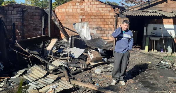 Incendio consume parte de una vivienda en Coronel Oviedo - Noticiero Paraguay