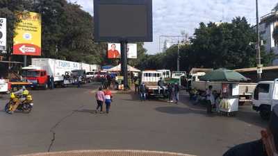 Paseros cierran paso fronterizo y exigen volver a trabajar