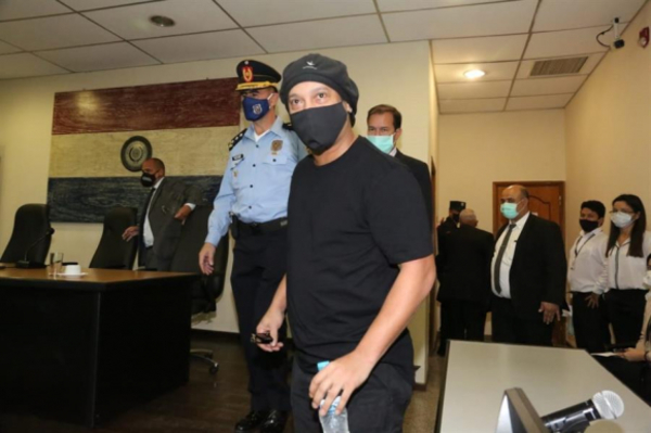 Ronaldinho es puesto en libertad tras seis meses de retención