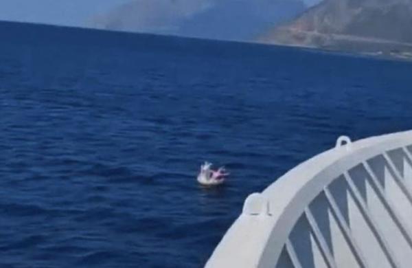 Rescatan a niña de cuatro años que iba en un flotador a medio kilómetro de la costa en Grecia - C9N