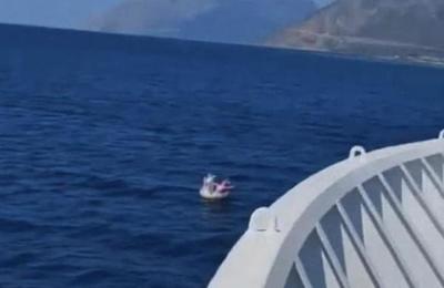 Rescatan a niña de cuatro años que iba en un flotador a medio kilómetro de la costa en Grecia - SNT