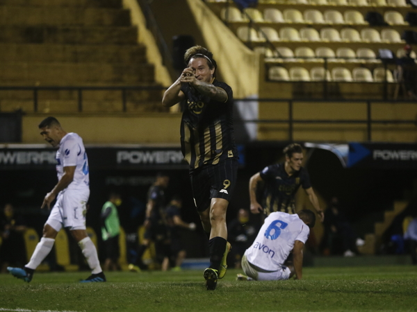 Guaraní vence a Nacional para mantenerse al acecho