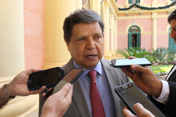 Preocupa gira anterior en donde Euclides Acevedo estuvo presente y sin hacer distanciamiento social