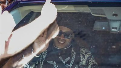 Ronaldinho y su hermano salen del país - Noticiero Paraguay