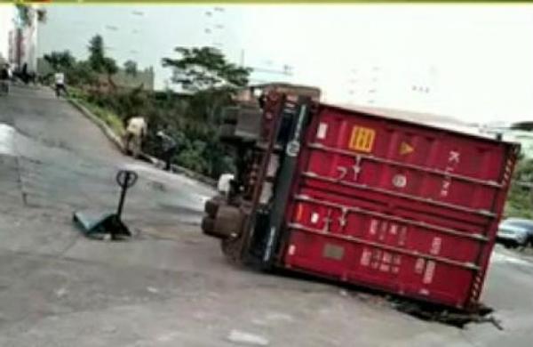 Volcó un camión repleto de mercaderías en Ciudad del Este - C9N