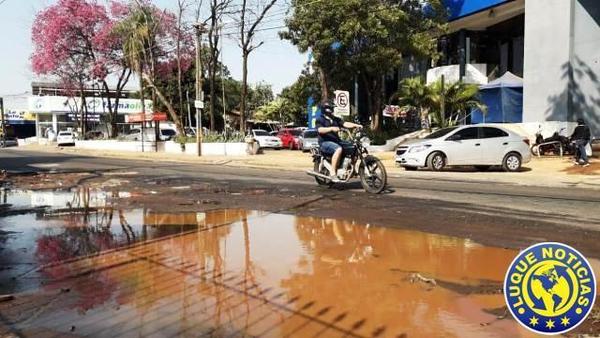 Charco de agua de Essap “florece” frente a un hospital •