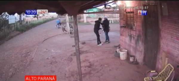 Mujer es asaltada mientras esperaba bus | Noticias Paraguay