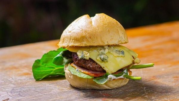 ¿Ya probaste Altaburga? Puro sabor en cada bocado de hamburguesa
