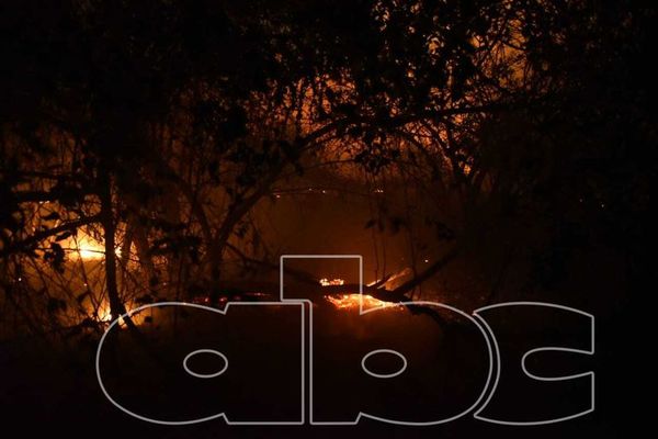 Incendio de importantes proporciones en pastizales cerca del club Mbiguá - Nacionales - ABC Color