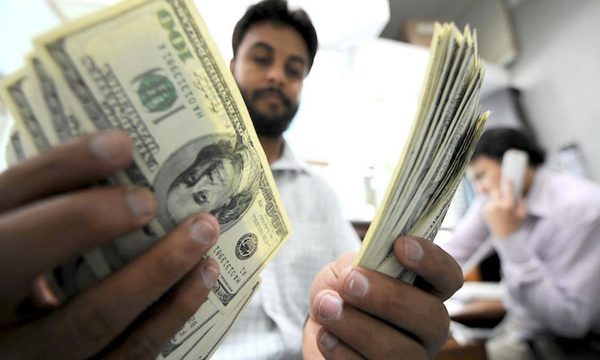 Dólar coquetea con su máximo histórico