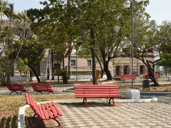 Municipalidad tiñe de rojo la plaza del casco histórico de Asunción