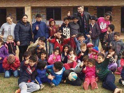 Regalando juntos, renovando pasos a niños de un albergue en Tobatí