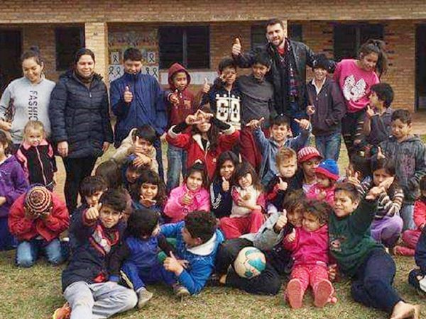 Regalando juntos, renovando pasos a niños de un albergue en Tobatí