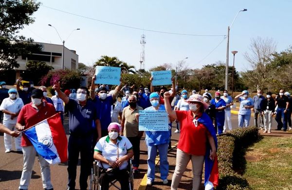 Gremios médicos dicen que no buscan desestabilizar gestión de Mazzoleni - Nacionales - ABC Color