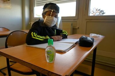 Gobierno británico impone finalmente mascarillas en escuelas secundarias en Inglaterra - Mundo - ABC Color