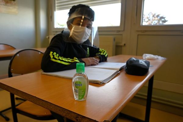Gobierno británico impone finalmente mascarillas en escuelas secundarias en Inglaterra - Mundo - ABC Color