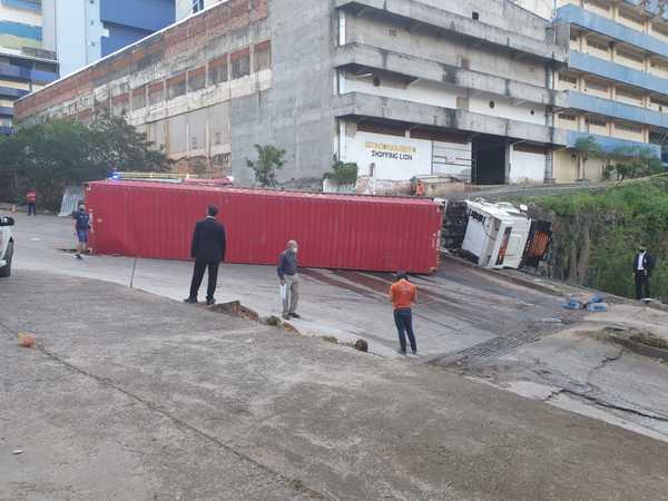 Semiremolque sobrecargado vuelca y una de sus piezas hiere a transeúnte