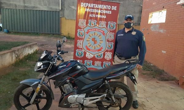 Delincuente abandona motocicleta robada ante presencia policial