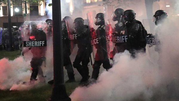 MUNDO | Tercera noche de disturbios en Wisconsin en protestas por violencia policial
