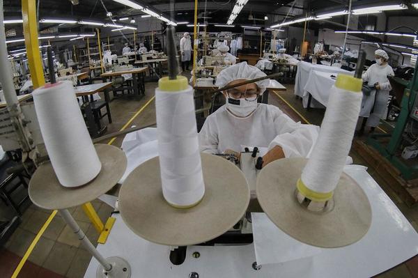 Industria nacional confeccionará 3.000.000 de batas y generará 3.000 empleos - El Trueno