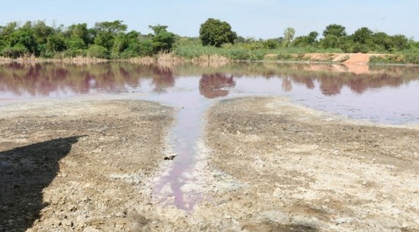 Curtiembre sigue filtrando residuos en la Laguna Cerro de Limpio