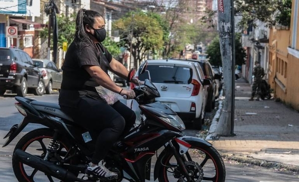 HOY / Salud aclara: en la moto hay que usar casco y al bajar colocarse la mascarilla