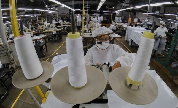 HOY / Salud acuerda compra de 3 millones de batas a confeccionistas locales