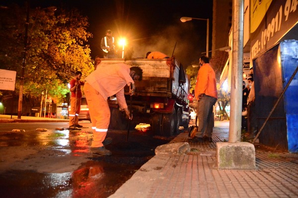 Municipalidad de CDE verifica trabajos de bacheo de calles en el microcentro