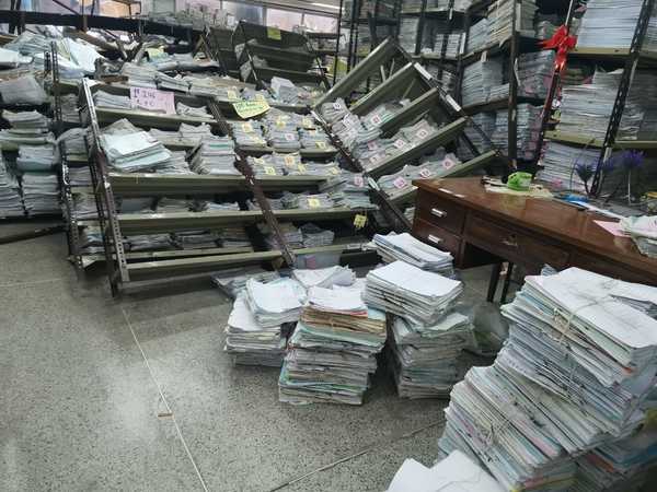 ¿El peso de la justicia? Estantes del PJ cayeron y lesionaron a un funcionario - Megacadena — Últimas Noticias de Paraguay