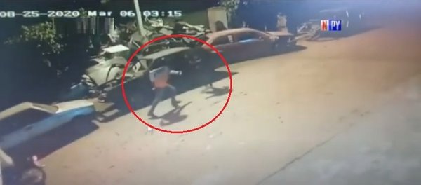 Motochorros atacan a joven al salir de su casa | Noticias Paraguay