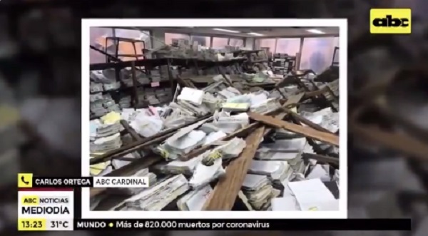 Funcionario sufre lesiones a causa de desplome de estantes