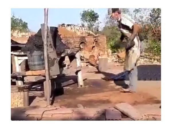 Olero con una pierna pide para su prótesis