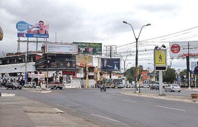 Polución visual en Asunción no se detiene: Concejal solicita informe sobre cartelería