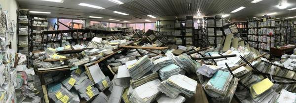 Poder Judicial: Estantes con expedientes caen sobre funcionario