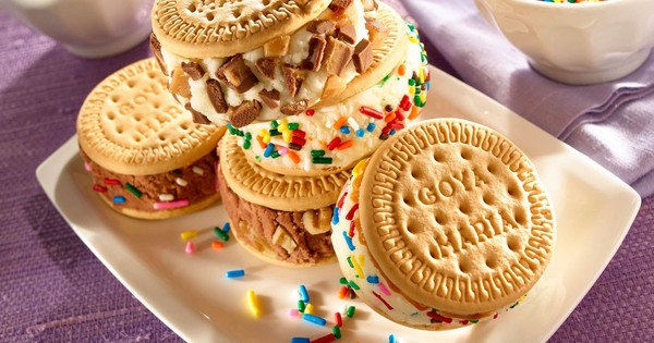 La Nación / Receta LN: Cómo preparar alfajores de galletitas y sandwichitos de helado