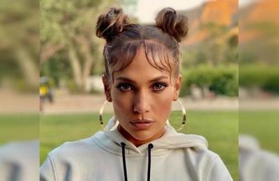 La foto en minifalda con la que Jennifer Lopez demuestra que la sensualidad no tiene edad - SNT