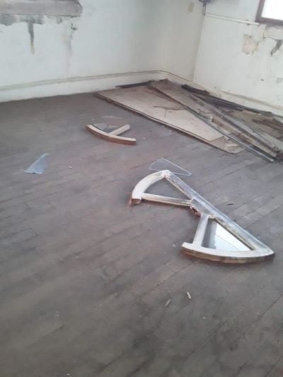 Fuerte viento derribó parte de un antiguo ventanal de Palacio de Gobierno - Nacionales - ABC Color