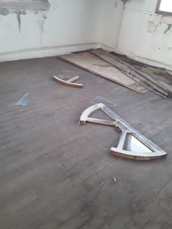 Fuerte viento derribó parte de un antiguo ventanal de Palacio de Gobierno - Nacionales - ABC Color