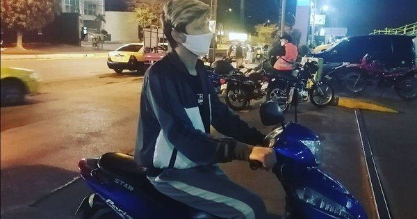La Nación / Mascarilla no reemplaza uso de casco al conducir moto