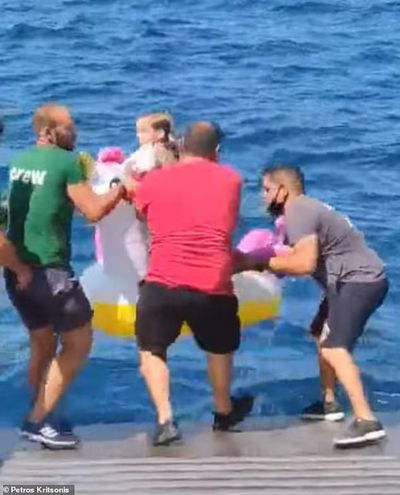 Rescatan a niña de 4 años que estaba a la deriva en un salvavidas en Grecia  - Mundo - ABC Color