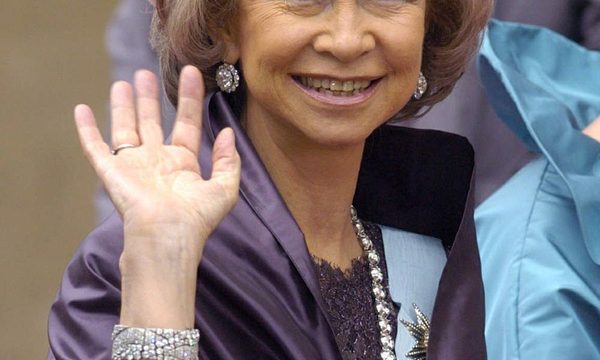 La reina «profesional» que puso la corona por delante