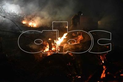 Incendio consumió completamente patio baldío en Luque tras quemazón de basura - Nacionales - ABC Color