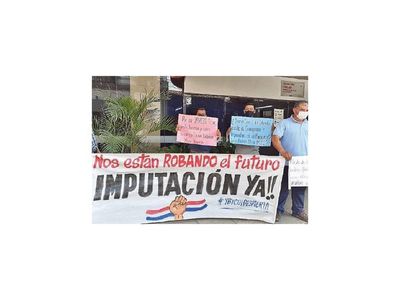 Manifestantes piden a Fiscalía imputación de esposa de Rivas