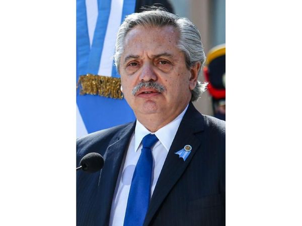 Argentina pide al FMI renegociar su pesada deuda