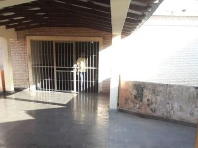 Aula de escuela es convertida a celda vip