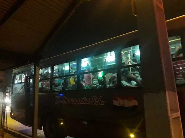Detectan colectivos que circulan repletos de pasajeros en hora pico