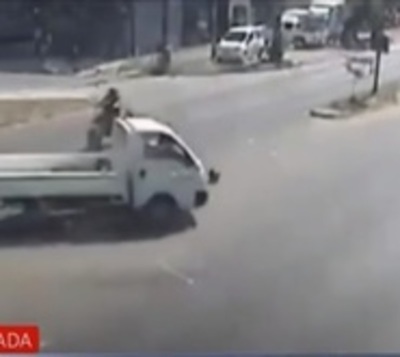 Motociclista queda grave tras violento accidente - Paraguay.com