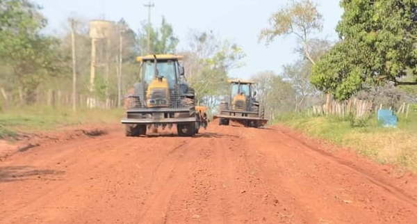 Maquinarias de la municipalidad intensifican trabajos de mejoramiento de caminos rurales - Noticiero Paraguay