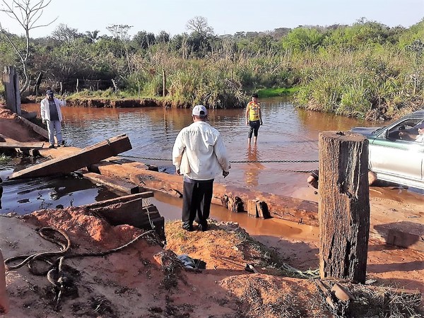 Vecinos improvisan con madera un puente quemado en protesta de indignados sociales - La Mira Digital