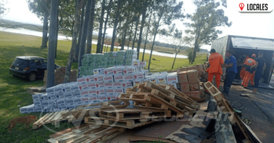 Daños materiales tras el vuelco de la carreta de un camión sobre la ruta PY01